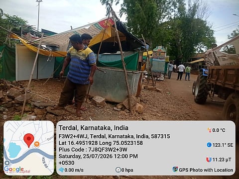  ತೇರದಾಳ ಪಟ್ಟಣದ ಮಹಾವೀರ ವೃತ್ತದ ರಾಜ್ಯ ಹೆದ್ದಾರಿ ಬಳಿಯಿರುವ ಕೆಲ ಕೋಕಾಗಳನ್ನು ಮುಖ್ಯಾಧಿಕಾರಿ ರ್ಇಾನ್ ಝಾರೆ ಹಾಗೂ ಸಿಬ್ಬಂದಿ ತೆರವುಗೊಳಿಸಿದರು. 