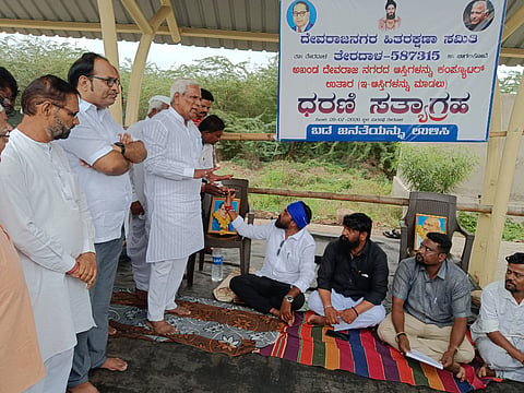 ತೇರದಾಳ ಪಟ್ಟಣದ ಪುರಸಭೆ ಆವರಣದಲ್ಲಿ ಧರಣಿ ನಿರತರಿಂದ ಶಾಸಕ ಸಿದ್ದು ಸವದಿ ಅಹವಾಲು ಸ್ವಿಕರಿಸಿ, ಸಮಸ್ಯೆ ಆಲಿಸಿದರು. ಮಾಜಿ ಸದಸ್ಯರಾದ ಹನಮಂತ ರೋಡನ್ನವರ, ಪ್ರಭು ಗಸ್ತಿ, ಸುನೀಲ ತುಬಚಿ ಇತರರಿದ್ದರು.
