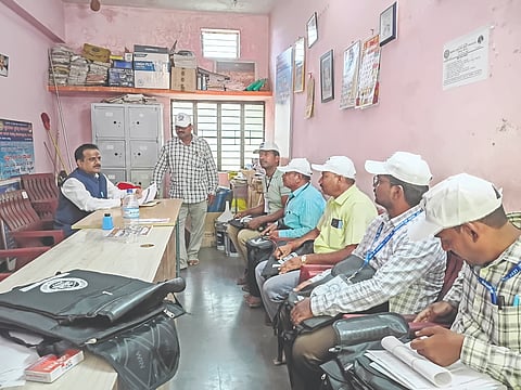 ತೇರದಾಳ ತಾಲೂಕಿನ ಸಸಾಲಟ್ಟಿ ಗ್ರಾಮದ ಜ್ಞಾನಯೋಗಿ ಪಿಯು ಕಾಲೇಜಿನ ಆವರಣದಲ್ಲಿ ತಹಸೀಲ್ದಾರ್‌ವಿಜಯಕುಮಾರ ಕಡಕೋಳ ಗಣತಿದಾರರಿಗೆ ಕಿಟ್ ವಿತರಿಸಿ ಸಭೆ ನಡೆಸಿದರು.
