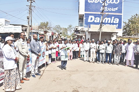 ತೇರದಾಳ ಪಟ್ಟಣದ ದಾನಿಗೊಂಡ ಸಮೂಹ ಶಿಕ್ಷಣ ಸಂಸ್ಥೆಯ ದಾನಿಗೊಂಡ ನರ್ಸಿಂಗ್ ಹಾಗೂ ಫಾರ್ಮಸಿ ಕಾಲೇಜಿನ ವತಿಯಿಂದ ಹಮ್ಮಿಕೊಂಡಿದ್ದ ನಶಾ ಮುಕ್ತ ಭಾರತ ಅಭಿಯಾನ ಅಂಗವಾಗಿ ವಿದ್ಯಾರ್ಥಿಗಳು ಪಟ್ಟಣದ ಪ್ರಮುಖ ಬೀದಿಗಳಲ್ಲಿ ಜಾಗೃತಿ ಜಾಥಾ ಪ್ರದರ್ಶಿಸಿದರು.