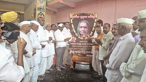 ತೇರದಾಳದ ಅಲ್ಲಮ ಪ್ರಭುದೇವರ ಕಲ್ಯಾಣ ಮಂಟಪದಲ್ಲಿ ಹಮ್ಮಿಕೊಂಡಿದ್ದ ದಿ. ಚಂದ್ರವ್ವ ಜಗದಾಳ ಅವರ ಶ್ರದ್ಧಾಂಜಲಿ ಕಾರ್ಯಕ್ರಮದಲ್ಲಿ ಶಾಸಕ ಜಗದೀಶ ಗುಡಗುಂಟಿ, ಪ್ರವೀಣ ನಾಡಗೌಡ, ದೇವಲ ದೇಸಾಯಿ ಮತ್ತಿತರಿದ್ದರು.