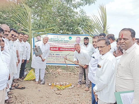 ತೇರದಾಳ ತಾಲೂಕಿನ ಗೋಲಬಾಂವಿ ರಸ್ತೆಯ ಒಂದನೇ ಕಾಲುವೆ ಸ್ವಚ್ಛತೆಗೆ ಶಾಸಕ ಸಿದ್ದು ಸವದಿ ಚಾಲನೆ ನೀಡಿದರು. ಬಿಜೆಪಿ ನಗರ ಘಟಕ ಅಧ್ಯಕ್ಷ ರಾಮಣ್ಣ ಹಿಡಕಲ್, ಉಪಾಧ್ಯಕ್ಷ ಪ್ರಕಾಶ ಹೊಸಮನಿ, ವಿಠ್ಠಲ ತಟ್ರಿ ಮತ್ತಿತರಿದ್ದರು.