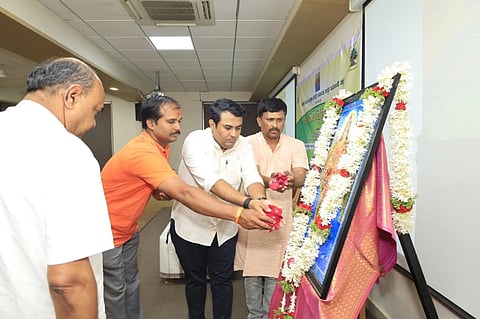 ತೇರದಾಳ ಪಟ್ಟಣದ ದಾನಿಗೊಂಡ ಸಮೂಹ ಶಿಕ್ಷಣ ಸಂಸ್ಥೆಯ ಆವರಣದಲ್ಲಿ ಹಮ್ಮಿಕೊಂಡಿದ್ದ ‘ಪರಿಸರ ಸಂರಕ್ಷಣಾಗತಿವಿಧಿಯ ಬಡೀ ಬೈಠಕ್‌‘ ಕಾರ್ಯಕ್ರಮಕ್ಕೆ ಭಾರತಮಾತೆಯ ಭಾವಚಿತ್ರಕ್ಕೆ ಪುಷ್ಪನಮನ ಸಲ್ಲಿಸುವುದರ ಮೂಲಕ ಚಾಲನೆ ನೀಡಲಾಯಿತು.  ಕರ್ನಾಟಕ ದಕ್ಷಿಣ ಹಾಗೂ ಉತ್ತರ ಪ್ರಾಂತಗಳ ಸಂಯೋಜಕ, ಪ್ರಚಾರಕ ಜಯರಾಮ್ ಬೊಳ್ಳಜಿ, ಕರ್ನಾಟಕ ಉತ್ತರ ಪ್ರಾಂತ್ಯ ಪ್ರಮುಖರಾದ ಆನಂದ ಶಿರಬೂರ, ಡಾ.ಪುಷ್ಪದಂತ ದಾನಿಗೊಂಡ ಇತರರಿದ್ದರು. 