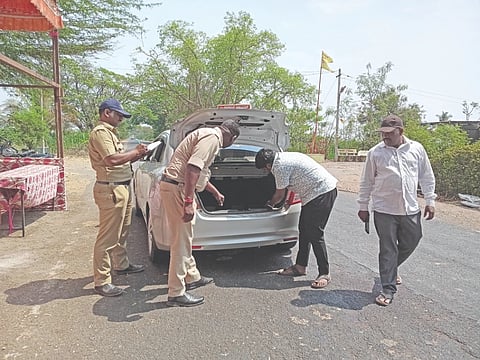 ತೇರದಾಳ ಪಟ್ಟಣದ ನಾಲ್ಕನೇ ಕೆನಾಲ್ ಬಳಿಯಲ್ಲಿರುವ ಚೆಕ್ ಪೋಸ್ಟ್ನಲ್ಲಿ ಬಾಗಲಕೋಟೆ ಜಿಲ್ಲೆ ಪ್ರವೇಶಿಸುವ ವಾಹನಗಳನ್ನು ತಪಾಸಣೆ ಮಾಡಲಾಯಿತು. ಪೊಲೀಸ್ ಸಿಬ್ಬಂದಿ ಎಸ್.ಬಿ. ತಳವಾರ, ಆರ್.ಆರ್. ಯರಗಟ್ಟಿ ಇದ್ದರು.