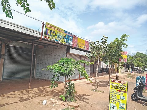 ತೇರದಾಳ ತಾಲೂಕಿನ ಹನಗಂಡಿ ಗ್ರಾಮದಲ್ಲಿ ಮಳೆಗಾಗಿ ಹರಕೆ ಅಂಗವಾಗಿ ಹನಗಂಡಿ ಗ್ರಾಮದಲ್ಲಿ ಅಂಗಡಿ-ಮುಂಗಟ್ಟುಗಳನ್ನು ಸಂಪೂರ್ಣ ಬಂದ್ ಮಾಡಿದ್ದ ದಶ್ಯ.