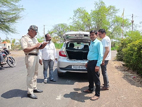 ತೇರದಾಳ ಪಟ್ಟಣದ ಹೊರ ವಲಯದಲ್ಲಿ ಸ್ಥಾಪಿಸಲಾದ ಚೆಕ್‌ಪೋಸ್ಟ್ನಲ್ಲಿ ತಪಾಸಣೆ ಮಾಡಲಾಯಿತು. ಎಸ್‌ಎಸ್‌ಟಿ ಅಧಿಕಾರಿ ಮಲ್ಲಿಕಾರ್ಜುನ ಬಿರಾದಾರ ಪಾಟೀಲ, ಪೊಲೀಸ್ ಸಿಬ್ಬಂದಿ ಪಿ.ಎಸ್.ನರಸನ್ನವರ ತಪಾಸಣೆ ನಡೆಸಿದರು.