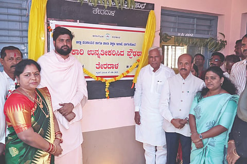 ತೇರದಾಳ ಪಟ್ಟಣದ ನೂತನ ಸರ್ಕಾರಿ ಪ್ರೌಢ ಶಾಲೆ ಶಾಸಕ ಸಿದ್ದು ಸವದಿ ಉದ್ಘಾಟಿಸಿದ್ದರು. ಹಿರೇಮಠದ ಗಂಗಾಧರ ದೇವರು, ಶಿಲ್ಪಾ ಗೌತಮ ರೋಡಕರ, ನಸರೀನ್‌ಬಾನು ರಾಜೇಸಾಬ ನಗಾರ್ಜಿ, ಮಲ್ಲಪ್ಪಣ್ಣ ಜಮಖಂಡಿ, ಅಪ್ಪು ಮಂಗಸೂಳಿ ಇದ್ದರು.
