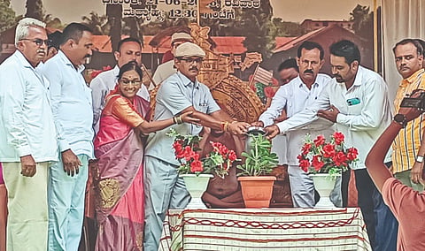  ತೇರದಾಳ ತಾಲೂಕಿನ ಹಳಿಂಗಳಿ ಗ್ರಾಮದಲ್ಲಿ ಹಮ್ಮಿಕೊಂಡಿದ್ದ ನಿವತ್ತ ಮುಖ್ಯ ಶಿಕ್ಷಕ ಪಾಂಡುರಂಗ ಪತ್ತಾರ ಅವರ ಸನ್ಮಾನ ಹಾಗೂ ಬೀಳ್ಕೊಡುವ ಸಮಾರಂಭವನ್ನು ಗಣ್ಯರು ಉದ್ಘಾಟಿಸಿದರು. ನಿವತ್ತ ಶಿಕ್ಷಕ ಪತ್ತಾರ ದಂಪತಿ, ಶಿಕ್ಷಣ ಸಂಯೋಜಕ ಬಿ.ಎಂ. ಹಳೆಮನಿ, ಗುರುಬಸು ಹುಕ್ಕೇರಿ ಮತ್ತಿತರರಿದ್ದರು.