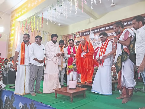 ತೇರದಾಳ ಪಟ್ಟಣದ ಅಲ್ಲಮಪ್ರಭುದೇವರ ಸಭಾಭವನದಲ್ಲಿ ಬುಧವಾರ ಹಮ್ಮಿಕೊಂಡಿದ್ದ ಪೂರ್ವಭಾವಿ ಸಭೆ ಹಾಗೂ ಧರ್ಮಸಭೆಯನ್ನು ಶ್ರೀಶೈಲ ಪೀಠದ ಜಗದ್ಗುರು ಡಾ. ಚನ್ನಸಿದ್ಧರಾಮ ಪಂಡಿತಾರಾಧ್ಯ ಶಿವಾಚಾರ್ಯರು ಉದ್ಘಾಟಿಸಿದರು. ಶ್ರೀನಿವಾಸ ಆಚಾರ್ಯ, ಕೆ.ವಿ.ಸತ್ಯಬ್ರಹ್ಮಾಚಾರ್ಯ, ಗಂಗಾಧರದೇವರು, ಶಾಸಕ ಸಿದ್ದು ಸವದಿ ಮತ್ತಿತರರಿದ್ದರು.