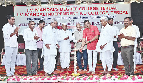 ತೇರದಾಳ ಪಟ್ಟಣದ ಗುರುಕುಲ ಆವರಣದಲ್ಲಿರುವ ಶ್ರೀಜಿನ ಸೇನಾಚಾರ್ಯ ಸಮುದಾಯ ಭವನದಲ್ಲಿ ಹಮ್ಮಿಕೊಂಡಿದ್ದ ಜೆ.ವಿ. ಮಂಡಳದ ಪದವಿ ಹಾಗೂ ಪ.ಪೂ. ಕಾಲೇಜಿನ 2026-27ರ ಸಾಂಸ್ಕೃತಿಕ ಮತ್ತು ಕ್ರೀಡಾ ಚಟುವಟಿಕೆಗಳ ಕಾರ್ಯಕ್ರಮವನ್ನು ಡಾ. ಜೆ.ಬಿ. ಆಲಗೂರ ಉದ್ಘಾಟಿಸಿದರು. ಶಿಕ್ಷಣ ತಜ್ಞ ಡಾ. ಸುರೇಶ ಕುಲಕರ್ಣಿ, ಟಿ.ಸಿ. ಪಡಸಲಗಿ, ಬಿ.ಎಸ್. ಸಾವಂತನವರ, ಡಿ.ಆರ್. ಪಾಟೀಲ, ಮಲ್ಲಿನಾಥ ಅಸ್ಕಿ, ಪದ್ಮರಾಜ ಹಟ್ಟಿ, ಕಿರಣ ಕುಳ್ಳಿ ಇತರರಿದ್ದರು.