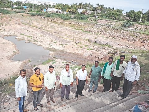ತೇರದಾಳ ತಾಲೂಕಿನ ಹನಗಂಡಿ ಗ್ರಾಮದ ಕೆರೆಗೆ ತಹಸೀಲ್ದಾರ್ ವಿಜಯಕುಮಾರ ಕಡಕೋಳ ಭೇಟಿ ನೀಡಿದರು. ಗ್ರಾಪಂ ಪಿಡಿಒ ಪಿ.ಪಿ. ರಾವಳ, ಗ್ರಾ.ಪಂ. ಮಾಜಿ ಸದಸ್ಯರಾದ ಧರೇಶ ಹುದ್ದಾರ, ಅಲ್ಲಾಬಕ್ಷ ಅಲಾಸ, ಶಂಕರ ಹುದ್ದಾರ ಇದ್ದರು.