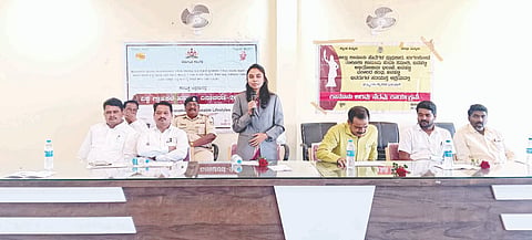 ತೇರದಾಳ ಪಟ್ಟಣದ ಪುರಸಭೆ ಸಭಾ ಭವನದಲ್ಲಿ ಆಯೋಜಿಸಿದ ರಾಷ್ಟ್ರೀಯ ಗ್ರಾಹಕರ ದಿನಾಚರಣೆ ಕಾರ್ಯಕ್ರಮ ಬನಹಟ್ಟಿ ದಿವಾನಿ ನ್ಯಾಯಾಧೀಶರಾದ ಸೌಮ್ಯ ಹೂಲಿ ಮಾತನಾಡಿದರು. ತಹಸೀಲ್ದಾರ ವಿಜಯಕುಮಾರ ಕಡಕೋಳ, ನ್ಯಾಯವಾದಿಗಳು ಇದ್ದರು.