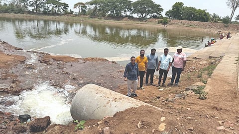 ತೇರದಾಳ ತಾಲೂಕಿನ ಗೋಲಬಾಂವಿ ಗ್ರಾಮದ ಕೆರೆಗೆ ನೀರು ತುಂಬಲಾಗುತ್ತಿರುವುದು. ತಹಸೀಲ್ದಾರ್ ವಿಜಯಕುಮಾರ ಕಡಕೋಳ, ಸಿಬ್ಬಂದಿ ಬಸವರಾಜ ಗುರವ ಇತರರಿದ್ದರು.