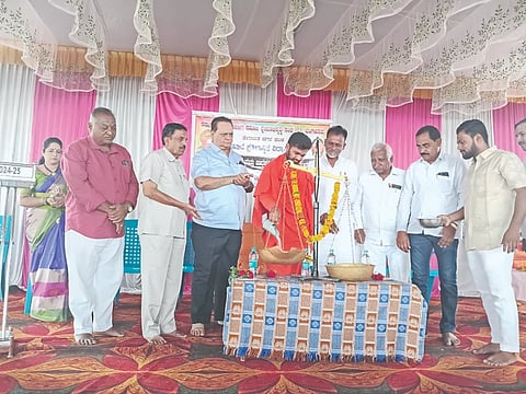 ತೇರದಾಳ ಪಟ್ಟಣದ ಮಲ್ಲಿಕಾರ್ಜುನ ಸಮುದಾಯ ಭವನದಲ್ಲಿ ಕರ್ನಾಟಕ ರಾಜ್ಯ ಬಣಜಿಗ ಸಮಾಜ ಕ್ಷೇಮಾಭಿವೃದ್ಧಿ ಸಂಘದ ತಾಲೂಕು ಘಟಕ ಹಮ್ಮಿಕೊಂಡಿದ್ದ ಸಮಾಜದ ಪ್ರತಿಭಾನ್ವಿತ ವಿದ್ಯಾರ್ಥಿಗಳಿಗೆ ಪ್ರತಿಭಾ ಪುರಸ್ಕಾರ ಮತ್ತು ಸಾಧಕರಿಗೆ ಸನ್ಮಾನ ಸಮಾರಂಭ ವನ್ನು ಜಮಖಂಡಿಯ ಓಲೆಮಠದ ಆನಂದದೇವರು ಉದ್ಘಾಟಿಸಿದರು. ಹೊಳಬಸು ಬಾಳಶೆಟ್ಟರ, ಈಶ್ವರ ಬಿದರಿ, ಶ್ರೀಶೈಲ ಮೋದಿ ಇತರರಿದ್ದರು.