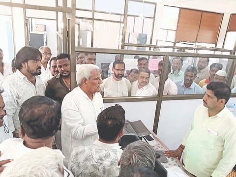 ತೇರದಾಳ ಪಟ್ಟಣದ ಪುರಸಭೆಗೆ ಶಾಸಕ ಸಿದ್ದು ಸವದಿ ಭೇಟಿ ನೀಡಿ ಅಧಿಕಾರಿಗಳನ್ನು ತರಾಟೆಗೆ ತೆಗೆದುಕೊಂಡರು.