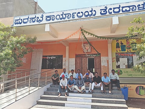 ತೇರದಾಳ ಪುರಸಭೆ ಮುಂಭಾಗದಲ್ಲಿ ನೀರು ಸರಬರಾಜು ಸಿಬ್ಬಂದಿ ನೀರು ಪೂರೈಕೆ ಸ್ಥಗಿತಗೊಳಿಸಿ, ಮುಷ್ಕರ ಆರಂಭಿಸಿದರು. ಭರತೇಶ ಗುಡಕನ್ನವರ, ರಮೇಶ ದೊಡಮನಿ, ಸುಖದೇವ ಕಾಂಬಳೆ, ಧರೆಪ್ಪ ಬನಸೊಡಿ, ರವಿ ರೋಡಕರ ಇತರರಿದ್ದರು.
