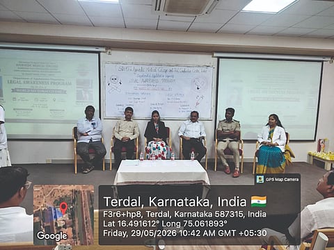 ತೇರದಾಳದ ಎಸ್‌ಡಿಎಂ ಟ್ರಸ್ಟ್ ಆಯುರ್ವೇದ ಮೆಡಿಕಲ್ ಕಾಲೇಜಿನಲ್ಲಿ ಜಿಲ್ಲಾ ಕಾನೂನು ಸೇವಾ ಪ್ರಾಧಿಕಾರ, ಬನಹಟ್ಟಿ-ತೇರದಾಳದ ಕಾ.ಪ್ರಾ.ಸೇವಾ ಸಮಿತಿ, ಪೊಲೀಸ್ ಇಲಾಖೆ ಸಂಯುಕ್ತಾಶ್ರಯದಲ್ಲಿ ಹಮ್ಮಿಕೊಂಡಿದ್ದ ವಿಶ್ವ ತಂಬಾಕು ನಿಷೇಧ ದಿನ ಮತ್ತು ಕಾನೂನು ಅರಿವು ಕಾರ್ಯಕ್ರಮದಲ್ಲಿ ನ್ಯಾಯಾಧೀಶ ಸೌಮ್ಯ ಹುಲಿ, ಡಾ.ಮಹಾವೀರ ದಾನಿಗೊಂಡ, ಪಿಎಸ್‌ಐ ಶಿವಾನಂದ ಸಿಂಘನ್ನವರ ಇತರರಿದ್ದರು.