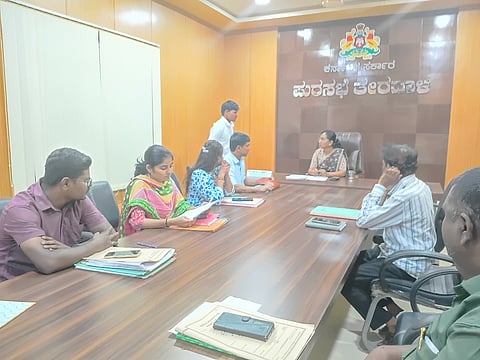 ತೇರದಾಳ ಪಟ್ಟಣದ ಪುರಸಭೆಗೆ ಆಡಳಿತಾಧಿಕಾರಿ, ಜಮಖಂಡಿ ಉಪವಿಭಾಗಾಧಿಕಾರಿ ಶ್ವೇತಾ ಬೀಡಿಕರ ಭೇಟಿ ನೀಡಿ, ಸಭೆ ನಡೆಸಿದರು, ಮುಖ್ಯಾಧಿಕಾರಿ ಎ್.ಬಿ. ಗಿಡ್ಡಿ, ಮ್ಯಾನೇಜರ್ ಮಲ್ಲಿಕಾರ್ಜುನ ಬಿ.ಪಾಟೀಲ, ಸಿಬ್ಬಂದಿ ಮತ್ತಿತರರಿದ್ದರು.