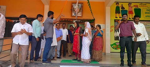  ತೇರದಾಳ ಪುರಸಭೆಗೆ ನೀರಿನ ಸರಬರಾಜು ಸಮಸ್ಯೆ ಕುರಿತು ಆಡಳಿತಾಧಿಕಾರಿ ಶ್ವೇತಾ ಬೀಡಿಕರ ಸಾರ್ವಜನಿಕರೊಂದಿಗೆ ಮಾತನಾಡಿದರು.