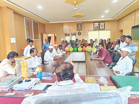 ತೇರದಾಳ ಪಟ್ಟಣದ ಪುರಸಭೆ ಆವರಣದಲ್ಲಿ ಖಾಲಿ ಕೊಡ ಹಿಡಿದು ಗುರುವಾರ ಪ್ರತಿಭಟನೆ ನಡೆಸಲಾಯಿತು. ಸುಂದ್ರವ್ವ ಮಾಲಗಾಂವಿ, ಶೇಕವ್ವ ಮೂಡಲಗಿ, ಪ್ರಭು ಮಾಲಗಾಂವಿ, ಶಂಕರ ತೊದಲಬಾಗಿ, ಈಶ್ವರ ಅಥಣಿ, ಮೈಬೂಬ ಗಂಜಿ, ಮಾಂತೇಶ ರಾವಳ ಇತರರಿದ್ದರು.