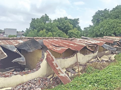 ತೇರದಾಳ ಪಟ್ಟಣದ ತಮದಡ್ಡಿ ನಾಕಾ ಬಳಿಯ ಪುರಸಭೆ ನಿರ್ಮಿಸಿದ್ದ ಮಳಿಗೆಗಳ ಮೇಲಿನ ಪತ್ರಾಸ್‌ಗಳನ್ನು ಹಾಗೂ ಗೋಡೆಗಳನ್ನು ಕಿಡಗೇಡಿಗಳು ಹಾನಿಗೊಳಿಸಿರುವುದು.