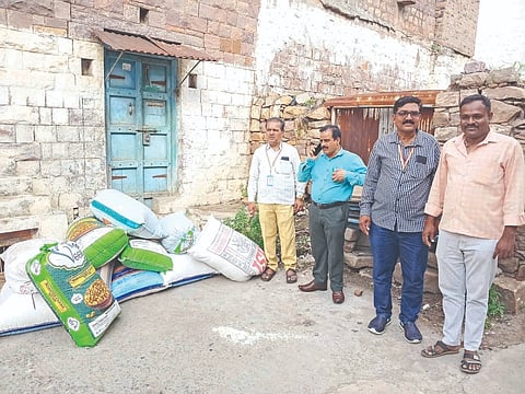 ತೇರದಾಳ ಪಟ್ಟಣದ ಸಿದ್ಧೇಶ್ವರ ದೇವಸ್ಥಾನ ಬಳಿ ಬಯಲು ಜಾಗೆಯಲ್ಲಿ ಅಕ್ರಮವಾಗಿ ಸಂಗ್ರಹಿಸಲಾದ ಅಕ್ಕಿ ಮೂಟೆಗಳನ್ನು ತಾಲೂಕು ಆಹಾರ ನಿರೀಕ್ಷಕ ಎಸ್.ಐ. ಸೂಡಿ, ತಹಸೀಲ್ದಾರ್ ವಿಜಯಕುಮಾರ ಕಡಕೋಳ, ಕಂದಾಯ ನಿರೀಕ್ಷಕ ಪ್ರಕಾಶ ಮಠಪತಿ ವಶಕ್ಕೆ ಪಡೆದುಕೊಂಡರು.