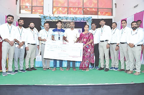 ತೇರದಾಳದ ದಾನಿಗೊಂಡ ಸಮೂಹ ಶಿಕ್ಷಣ ಸಂಸ್ಥೆಗಳ ಆಶ್ರಯದಲ್ಲಿ ಸಿಬಿಎಸ್‌ಇ ವಿದ್ಯಾರ್ಥಿಗಳಿಗೆ ಆಯೋಜಿಸಿದ ಡಿಜಿಐ ಸ್ಕಾಲರ್‌ಸಿಪ್ ಟೆಸ್ಟ್ -2026 ಪರೀಕ್ಷೆಯಲ್ಲಿ ಪ್ರಥಮ ಸ್ಥಾನ ಪಡೆದುಕೊಂಡ ಸಮರ್ಥ ಚಿಕ್ಕಲಕಿಗೆ ಪ್ರಮಾಣ ಪತ್ರ ವಿತರಿಸಲಾಯಿತು. ಪ್ರಾಚಾರ್ಯ ಡಾ.ಪಿ.ಬಿ.ಅಪರಾಜ್, ಪ್ರಕಾಶ ಮಾಳಿ ಇತರರಿದ್ದರು.