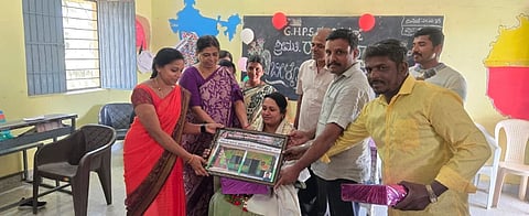 ಅರಕಲಗೂಡು ತಾಲೂಕಿನ ಶಣವಿನಕುಪ್ಪೆ ಗ್ರಾಮದ ಸರ್ಕಾರಿ ಹಿರಿಯ ಪ್ರಾಥಮಿಕ ಶಾಲೆಯಲ್ಲಿ ಶಿಕ್ಷಕಿಯಾಗಿ ಸೇವೆ ಸಲ್ಲಿಸುತ್ತಿದ್ದ ರೌಷನ್ ಅರ ಅವರು ವರ್ಗಾವಣೆಗೊಂಡ ಹಿನ್ನೆಲೆಯಲ್ಲಿ ಗುರುವಂದನೆ ಸಲ್ಲಿಸಲಾಯಿತು. ಸಂತೋಷ್, ಮಂಜುನಾಥ್, ಕುಮಾರ್ ಇತರರಿದ್ದರು.