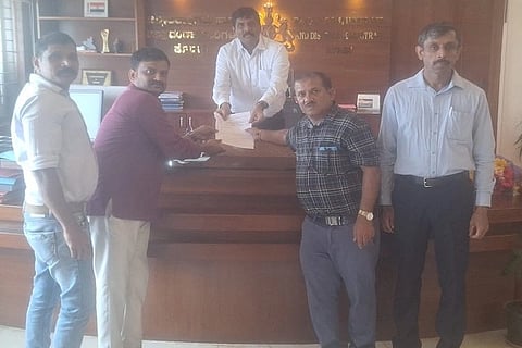 ಗಣತಿ ಕಾರ್ಯದಿಂದ ಪ್ರೌಢಶಾಲಾ ಶಿಕ್ಷಕರಿಗೆ ವಿನಾಯಿತಿ ಕೋರಿ ಕರ್ನಾಟಕ ರಾಜ್ಯ ಪ್ರೌಢಶಾಲಾ ಸಹಶಿಕ್ಷಕರ ಸಂಘದ ಕೊಡಗು ಜಿಲ್ಲಾ ಘಟಕದಿಂದ ಕೊಡಗು ಜಿಲ್ಲಾಧಿಕಾರಿಗೆ ಮನವಿ ಸಲ್ಲಿಸಲಾಯಿತು. ಹೆಚ್.ಜಿ. ಕುಮಾರ್, ಎಂ. ಎಸ್. ಮಹೇಂದ್ರ, ಪಿ.ಎಸ್. ರವಿಕೃಷ್ಣ, ಕೆ.ಆರ್. ರತ್ನಕುಮಾರ್ ಇದ್ದರು.