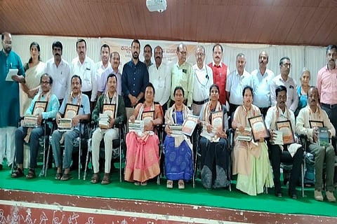 ಎಸ್‌ಎಸ್‌ಎಲ್‌ಸಿ ಪರೀಕ್ಷೆಯಲ್ಲಿ ಶೇ.100 ಫಲಿತಾಂಶ ಪಡೆದ ಕೊಡಗು ಜಿಲ್ಲೆಯ ಪ್ರೌಢಶಾಲೆಗಳಿಗೆ ಕನ್ನಡಸಿರಿ ಸ್ನೇಹ ಬಳಗ ವತಿಯಿಂದ ಸಾಧನಸಿರಿ ಪ್ರಶಸ್ತಿ ಪ್ರದಾನ ಮಾಡಲಾಯಿತು. ಡಾ. ಮಂತರ್ ಗೌಡ, ಹಂಡ್ರAಗಿ ನಾಗರಾಜ್, ಎಂ.ಡಿ. ರಂಗಸ್ವಾಮಿ, ಬಿ.ಎಸ್. ಲೋಕೇಶ್ ಸಾಗರ್, ಬಸವರಾಜು, ಶೋಭಾ ಸುಬ್ಬಯ್ಯ ಮತ್ತಿತರರು ಇದ್ದರು.