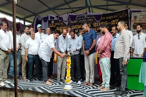 ಸರ್ಕಾರಿ ಶಾಲೆಯಲ್ಲಿ ಶನಿವಾರ ನಡೆದ ಶಿಕ್ಷಕರ ದಿನಾಚರಣೆ ಹಾಗೂ ಕ್ರೀಡಾಕೂಟ ಹಾಗೂ ಸಾಂಸ್ಕೃತಿಕ ಸ್ಪರ್ಧೆ ಕಾರ್ಯಕ್ರಮವನ್ನು ತಹಸೀಲ್ದಾರ್ ಕೃಷ್ಣಮೂರ್ತಿ ಅವರು ಉದ್ಘಾಟಿಸಿದರು. ಹೆಚ್.ಎಸ್.ಚೇತನ್, ಕೃಷ್ಣಪ್ಪ, ಎಚ್.ಜೆ.ಕುಮಾರ್ ಇತರರಿದ್ದರು.