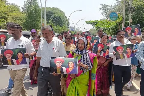ವಿಜಯಪುರ ನಗರದಲ್ಲಿ ‘ಬಿಜಾಪುರ, ಬುದ್ಧ, ಬಸವ, ಬಾಬಾಸಾಹೇಬ ಅಂಬೇಡ್ಕರ್ ಪುಸ್ತಕ ಮೇಳ’ದಂಗವಾಗಿ ನಡೆದ ಶಿಕ್ಷಕ ದಂಪತಿ ಜಾಥಾ ಗಮನ ಸೆಳೆಯಿತು.