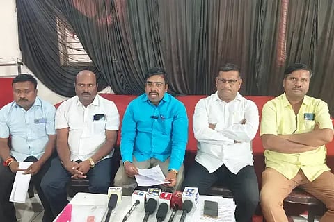 ವಿಜಯಪುರ ನಗರದ ಖಾಸಗಿ ಹೊಟೇಲ್‌ನಲ್ಲಿ ಕರ್ನಾಟಕ ರಾಜ್ಯ ಪ್ರಾಥಮಿಕ ಶಾಲಾ ಶಿಕ್ಷರ ಸಂಘದ ಬಬಲೇಶ್ವರ ತಾಲೂಕು ಮಾಜಿ ಅಧ್ಯಕ್ಷ ರವಿಂದ್ರ ಹೂಗಾರ ಸುದ್ದಿಗೋಷ್ಠಿ ನಡೆಸಿದರು. ಪ್ರಮುಖರಾದ ಮುತ್ತಪ್ಪ ಪೂಜಾರಿ, ಉದಯಕುಮಾರ ಕೊಟ್ಯಾಳ, ನಿಜಪ್ಪ ಮೇಲಿನಕೇರಿ ಇತರರಿದ್ದಾರೆ.
