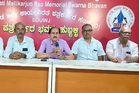 ಹುಬ್ಬಳ್ಳಿಯಲ್ಲಿ (teachers union) ಮಂಗಳವಾರ ಸುದ್ದಿಗೋಷ್ಠಿಯಲ್ಲಿ ಕರ್ನಾಟಕ ರಾಜ್ಯ ಮಾಧ್ಯಮಿಕ ಶಾಲಾ ನೌಕರರ ಸಂಘದ ಪ್ರಧಾನ ಕಾರ್ಯದರ್ಶಿ ಜಿ.ಆರ್. ಭಟ್ ಮಾತನಾಡಿದರು. ವಿ.ಎಸ್. ಹುದ್ದಾರ, ಕಾರ್ಯದರ್ಶಿ ಎನ್.ಎನ್. ಸವಣೂರ, ಎಂ.ಕೆ. ಲಮಾಣಿ, ಎಸ್.ವಿ. ಪಟ್ಟಣಶೆಟ್ಟಿ, ಬಿ.ಕೆ. ಮಳಗಿ ಇದ್ದರು.