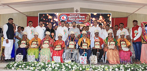 ನಗರದ ಸಂತ ಜೋಸೆಫರ ಪ್ರೌಢಶಾಲೆಯಲ್ಲಿ ಶನಿವಾರ ನಡೆದ ಶಿಕ್ಷಕರ ದಿನಾಚರಣೆ ಕಾರ್ಯಕ್ರಮದಲ್ಲಿ ಜಿಲ್ಲಾ ಅತ್ಯುತ್ತಮ ಶಿಕ್ಷಕ ಪ್ರಶಸ್ತಿ ಪ್ರದಾನ ಮಾಡಲಾಯಿತು. ಪಿ.ಎಂ.ನರೇಂದ್ರ ಸ್ವಾಮಿ, ಎ.ಎಸ್.ಪೊನ್ನಣ್ಣ, ಡಾ.ಮಂತರ್ ಗೌಡ, ಎಸ್.ಜೆ.ಸೋಮಶೇಖರ್ ಇತರರಿದ್ದರು.