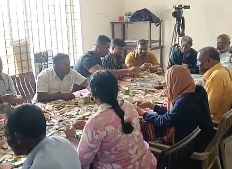 ತಿ.ನರಸೀಪುರ ತಾಲೂಕಿನ ಮುಡುಕುತೊರೆಯಲ್ಲಿರುವ ಯಾತ್ರಿ ಭವನದಲ್ಲಿ ತಲಕಾಡು ಶ್ರೀ ವೈದ್ಯನಾಥೇಶ್ವರ ಸ್ವಾಮಿ ಹಾಗೂ ಸಮೂಹ ದೇವಾಲಯಗಳ ಹುಂಡಿಗಳ ಹಣದ ಎಣಿಕೆ ಕಾರ್ಯ ನಡೆಯಿತು. ಗೀತಾ, ಈ. ಕುಮಾರ್, ಎಸ್.ಎಂ.ವೆಂಕಟೇಶ್ ಪ್ರಸಾದ್ ಇತರರು ಇದ್ದರು. 