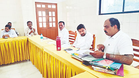 ಶ್ರೀಕಂಠೇಶ್ವರ ದೇವಾಲಯದ ದಾಸೋಹ ಭವನದ ಸಭಾಂಗಣದಲ್ಲಿ ನೂತನವಾಗಿ ನಿರ್ಮಿಸಲಾದ ವ್ಯವಸ್ಥಾಪನ ಸಮಿತಿಯ ಪದಾಧಿಕಾರಿಗಳ ಜತೆ ಶಾಸಕ ದರ್ಶನ್ ಧ್ರುವನಾರಾಯಣ್ ಸಭೆ ನಡೆಸಿದರು.