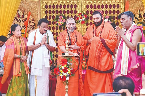 ಸಿದ್ದಾಪುರದ ಲಕ್ಷ್ಮೀನಾರಾಯಣ (god) ದೇವಾಲಯದಲ್ಲಿ ಆಯೋಜಿಸಿದ್ದ ದೈವಜ್ಞ ದರ್ಶನ ಕಾರ್ಯಕ್ರಮವನ್ನು ಶ್ರೀ ಸಚ್ಚಿದಾನಂದ ಜ್ಞಾನೇಶ್ವರ ಭಾರತೀ ಸ್ವಾಮೀಜಿ ಉದ್ಘಾಟಿಸಿದರು.