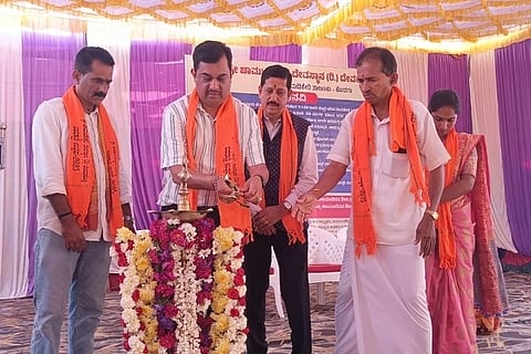  ದೇವರಕೊಲ್ಲಿಯ ಶ್ರೀ ಚಾಮುಂಡೇಶ್ವರಿ ದೇವಸ್ಥಾನದಲ್ಲಿ ಉದ್ದೇಶಿತ ಶ್ರೀ ಚಾಮುಂಡೇಶ್ವರಿ ಕಲಾಮಂದಿರಕ್ಕೆ ಭೂಮಿಪೂಜೆ ಸಮಾರಂಭವನ್ನು ಮಡಿಕೇರಿ ತಾಲೂಕು ಜಾನಪದ ಪರಿಷತ್ ಅಧ್ಯಕ್ಷ ಹೆಚ್.ಟಿ. ಅನಿಲ್ ಉದ್ಘಾಟಿಸಿದರು. ಚೆರಿಯಮನೆ ನರೇಶ್, ಬಿ.ಜೆ. ಯಶೋಧರ, ವಿಮಲ, ಕೆ.ಆರ್. ರಾಜು ಇದ್ದರು.