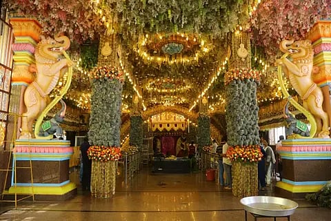 ಫಲಪುಷ್ಪಗಳಿಂದ ವಿಶೇಷವಾಗಿ ಅಲಂಕೃತಗೊಂಡ ಶಿವಮೊಗ್ಗದ ಕೋಟೆ ಮಾರಿಕಾಂಬ ದೇವಾಲಯದ ಪ್ರಾಂಗಣ.