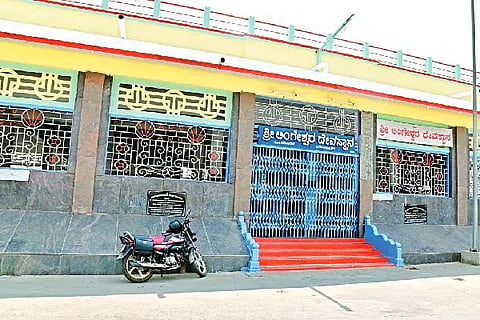 ದಾವಣಗೆರೆಯ ಲಿಂಗೇಶ್ವರ ದೇವಸ್ಥಾನವನ್ನು ಚಂದ್ರ ಗ್ರಹಣ ಸಮಯದಲ್ಲಿ ಮಂಗಳವಾರ ಬಂದ್ ಮಾಡಲಾಗಿತ್ತು.