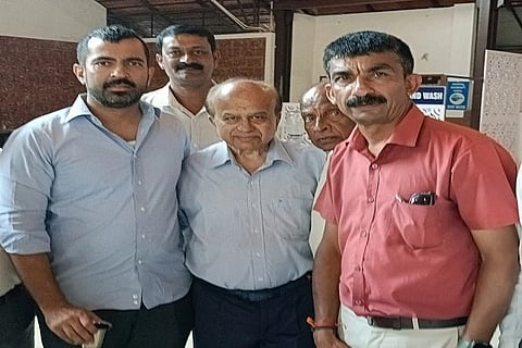 ಶ್ರೀ ಓಂಕಾರೇಶ್ವರ ದೇವಾಲಯ ಸಮುಚ್ಛಯ ಅಭಿವೃದ್ಧಿಗೆ ನೆರವು ಕೋರಿ ಶ್ರೀ ಓಂಕಾರೇಶ್ವರ ದೇವಾಲಯ ವ್ಯವಸ್ಥಾಪನಾ ಸಮಿತಿ ವತಿಯಿಂದ ಶಾಸಕ ಡಾ. ಮಂತರ್ ಗೌಡ ಅವರಿಗೆ ಮನವಿ ಸಲ್ಲಿಸಲಾಯಿತು. ಚುಮ್ಮಿ ದೇವಯ್ಯ, ಅಂಬೆಕಲ್ ಕುಶಾಲಪ್ಪ , ಪ್ರಕಾಶ್ ಆಚಾರ್ಯ, ಜಿ. ರಾಜೇಂದ್ರ ಇದ್ದರು.
