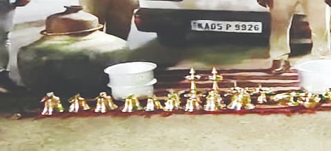 ಬಂಧಿತನಿಂದ ಪೊಲೀಸರು ವಶಕ್ಕೆ ಪಡೆದ ದೇವಸ್ಥಾನ temple ಸಾಮಗ್ರಿಗಳು.