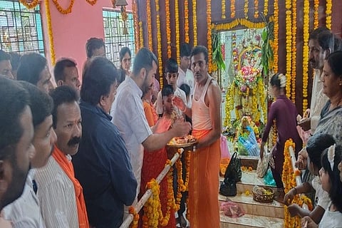 ಕೂಡಿಗೆ ಗ್ರಾಮದಲ್ಲಿರುವ ಶ್ರೀ ದಂಡಿನಮ್ಮ ದೇವಾಲಯಕ್ಕೆ ಭೇಟಿ ನೀಡಿದ್ದ ಮಡಿಕೇರಿ ಶಾಸಕ ಡಾ. ಮಂತರ್ ಗೌಡ ವಿಶೇಷ ಪೂಜೆ ಸಲ್ಲಿಸಿದರು. ವಿ.ಪಿ. ಶಶಿಧರ್, ಕೆ.ಎಸ್. ಚಂದ್ರು, ಕೆ.ಬಿ. ಪ್ರಕಾಶ್, ಕೆ.ಟಿ. ವೆಂಕಟೇಶ್ ಮತ್ತಿತರರು ಇದ್ದರು.
