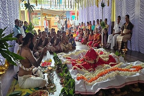 ಹುದುಗೂರು ಗ್ರಾಮದ ಶ್ರೀ ಉಮಾಮಹೇಶ್ವರ ಕ್ಷೇತ್ರದಲ್ಲಿ ನವೀಕರಣ ದ್ರವ್ಯ ಕಳಸ ಐದು ದಿನಗಳ ಪೂಜೋತ್ಸವವು ಶ್ರದ್ಧಾಭಕ್ತಿಯಿಂದ ನಡೆಯಿತು. ಡಾ. ಶ್ರೀನಾಥ್ ಕಾರಯಾಟ್, ಪಣಿಕರ್, ಟಿ.ಎಂ. ಚಾಮಿ, ಸುರೇಶ್ ಮತ್ತಿತರರು ಇದ್ದರು.