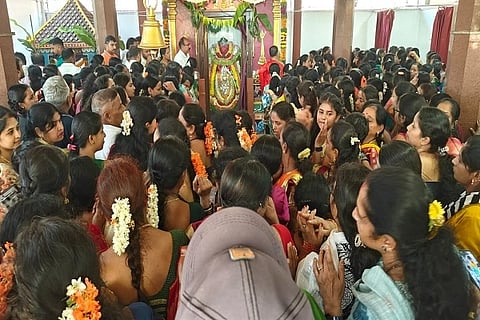 ಕುಶಾಲನಗರ ರಥಬೀದಿಯಲ್ಲಿರುವ ಶ್ರೀ ರಾಮಲಿಂಗ ಚೌಡೇಶ್ವರಿ ಅಮ್ಮನವರ ವಾರ್ಷಿಕೋತ್ಸವದ ಪೂಜೋತ್ಸವ ಸಂದರ್ಭ ಭಕ್ತರು ದೇವಿಯ ದರ್ಶನ ಪಡೆದರು.