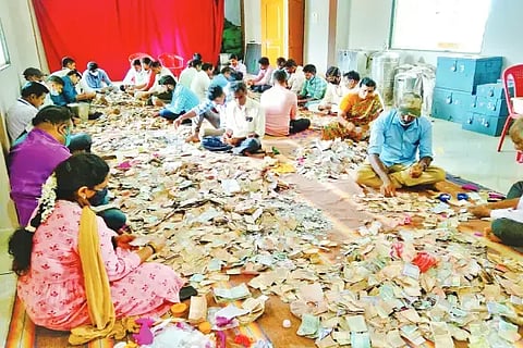 ಚಂದ್ರಗುತ್ತಿ ರೇಣುಕಾಂಬೆ ದೇಗುಲದ ಕಾಣಿಕೆ ಹಣ ಎಣಿಕೆ ಮಾಡುತ್ತಿರುವುದು.