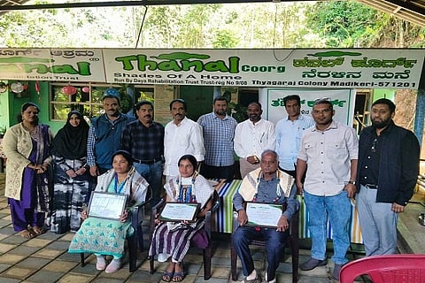 ಮಡಿಕೇರಿಯ ತನಲ್ ಆಶ್ರಮದಲ್ಲಿ ನಡೆದ ಎಂಟನೇ ವಾರ್ಷಿಕ ಮಹಾಸಭೆ ಸಂದರ್ಭ ಸಂಸ್ಥೆಗಾಗಿ ಸೇವೆ ಸಲ್ಲಿಸುತ್ತಿರುವವರನ್ನು ಸನ್ಮಾನಿಸಲಾಯಿತು. ಮೊಹಮ್ಮದ್ ಅಲಿ, ಮೊಹಮ್ಮದ್ ಮುಸ್ತಫ, ಬಾಳೆಯಡ ದಿವ್ಯಾ, ಕರಾಮತ್ತುಲ್ಲಾ ಖಾನ್, ಮುಹೀನ ಅಬೂಬಕ್ಕರ್, ಅಬ್ದುಲ್ಲಾ ಮತ್ತಿತರರು ಇ ದ್ದರು.