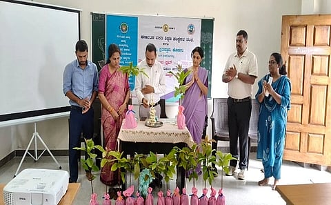 ಸುಂಟಿಕೊಪ್ಪದ ಡಾ.ಬಿ.ಆರ್.ಅಂಬೇಡ್ಕರ್ ವಸತಿ ಶಾಲೆಯಲ್ಲಿ ಸಮಾಜವಿಜ್ಞಾನ ಶಿಕ್ಷಕರಿಗೆ ೨ ದಿನಗಳ ತರಬೇತಿ ಕಾರ್ಯಕ್ರಮವನ್ನು ಶೇಖರ್ ಉದ್ಘಾಟಿಸಿದರು. ಸುಮನ್ ಮ್ಯಾಥ್ಯೂ, ನೀತು, ಷಡಕ್ಷರಿ ಇತರರಿದ್ದರು.