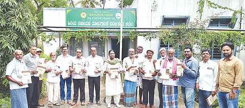 ಎಚ್ ಡಿ ಕೋಟೆ ಪಟ್ಟಣದ ತೋಟಗಾರಿಕಾ ಕಚೇರಿಯಲ್ಲಿ ಆಯೋಜಿಸಿದ್ದ ರೈತರ ಸಭೆಯಲ್ಲಿ ವೈಜ್ಞಾನಿಕ ಹಾಗೂ ಸಾವಯವ ಕೃಷಿ ಪದ್ಧತಿಗಳ ಬಗ್ಗೆ ತೋಟಗಾರಿಕೆ ಇಲಾಖೆ  ಸಹಾಯಕ ನಿರ್ದೇಶಕಿ ನೇತ್ರಾವತಿ ಮಾಹಿತಿ ನೀಡಿದರು. ಹ್ಯಾಂಡ್‌ಪೋಸ್ಟ್ ರವಿ, ಪ್ರಕಾಶ್, ಬಿ.ಸತೀಶ್ ಆರಾಧ್ಯ, ಮಲಾರ ಪುಟ್ಟಯ್ಯ, ರೇವಣ್ಣ, ಶೈಲಾರಾಧ್ಯ, ನಾಗರಾಜು, ರಘು ಇತರರು ಇದ್ದರು.